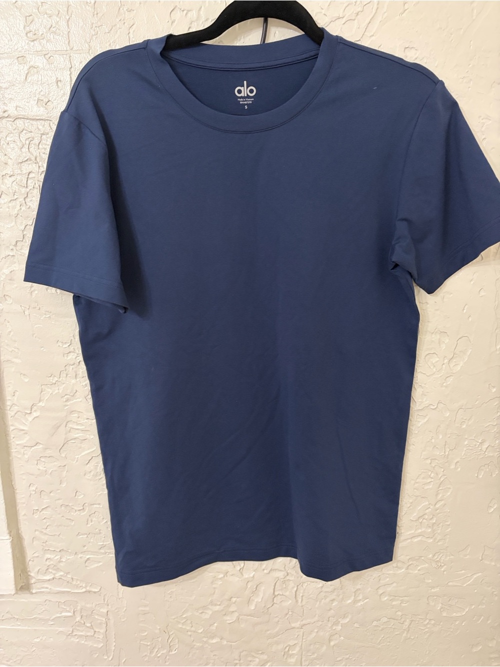 ALO Yoga men Navy Short Sleeve Tee with  Logo